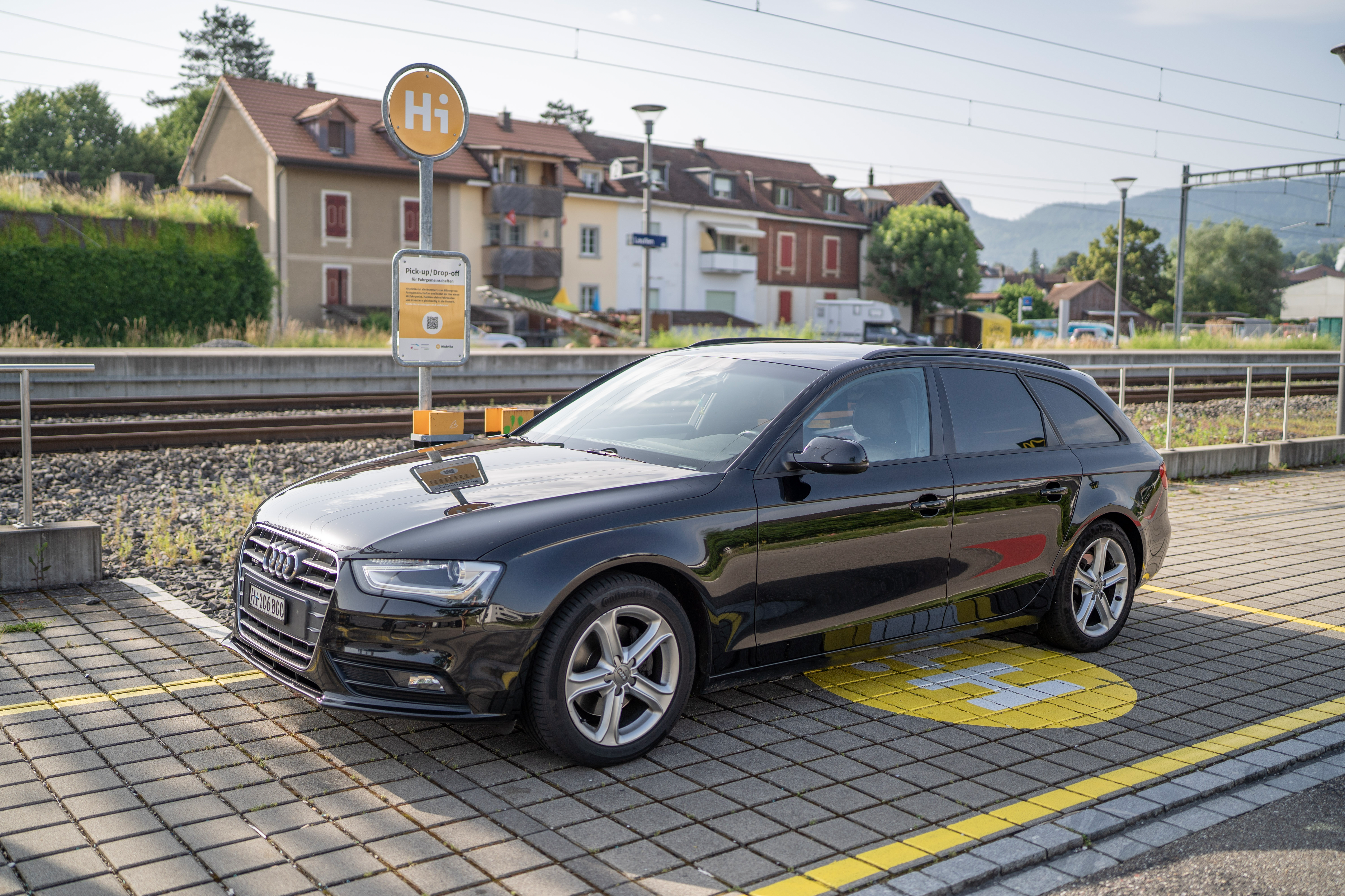 Auto an einem HitchHike Mitfahrpunkt